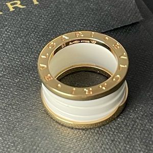 B.zero1 Four-band ring with two 18 kt Rose Gold loops and a white ceramic Spiral